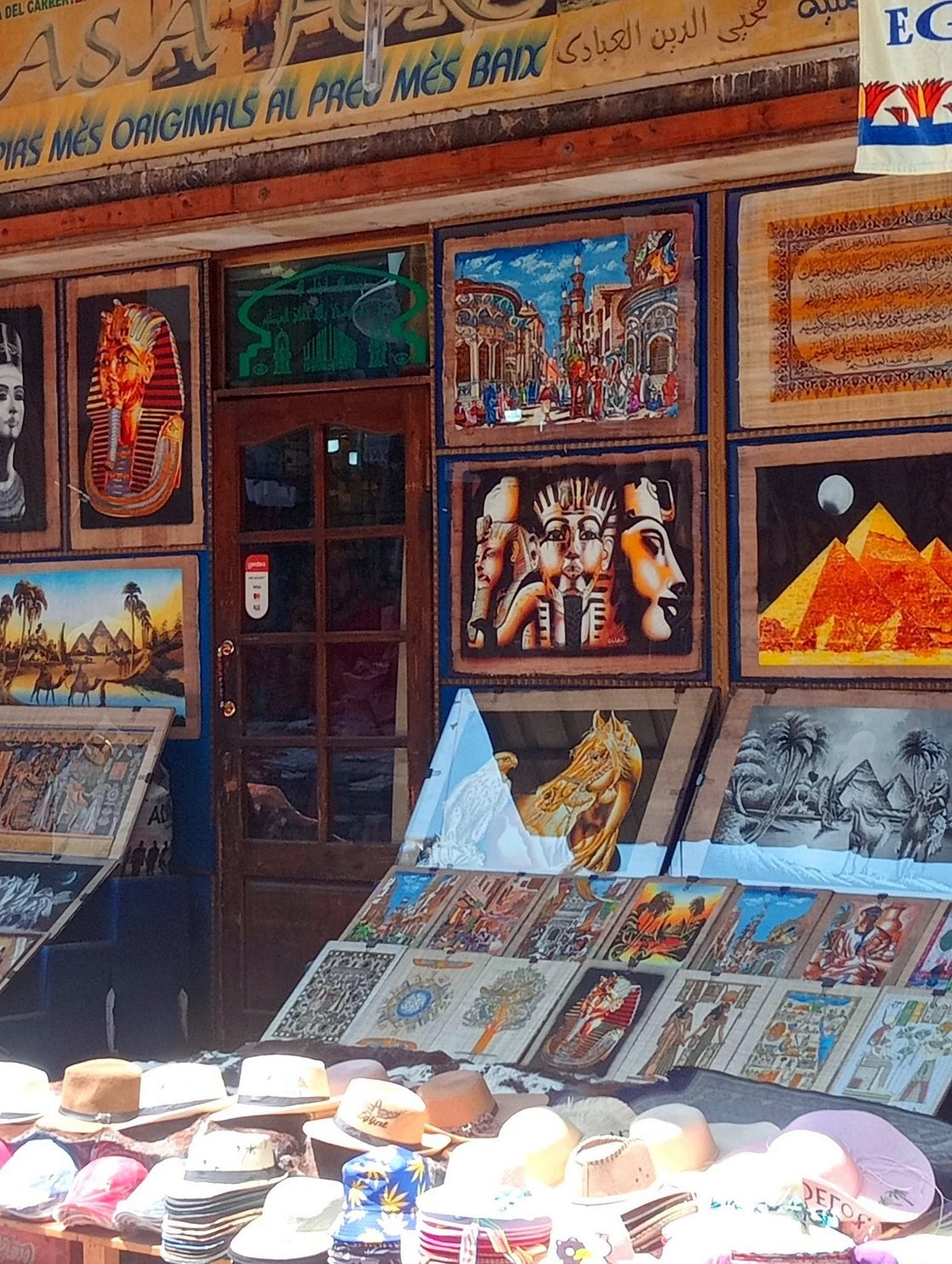 Loja de papiros e souvenirs egípcios em bazar do Cairo