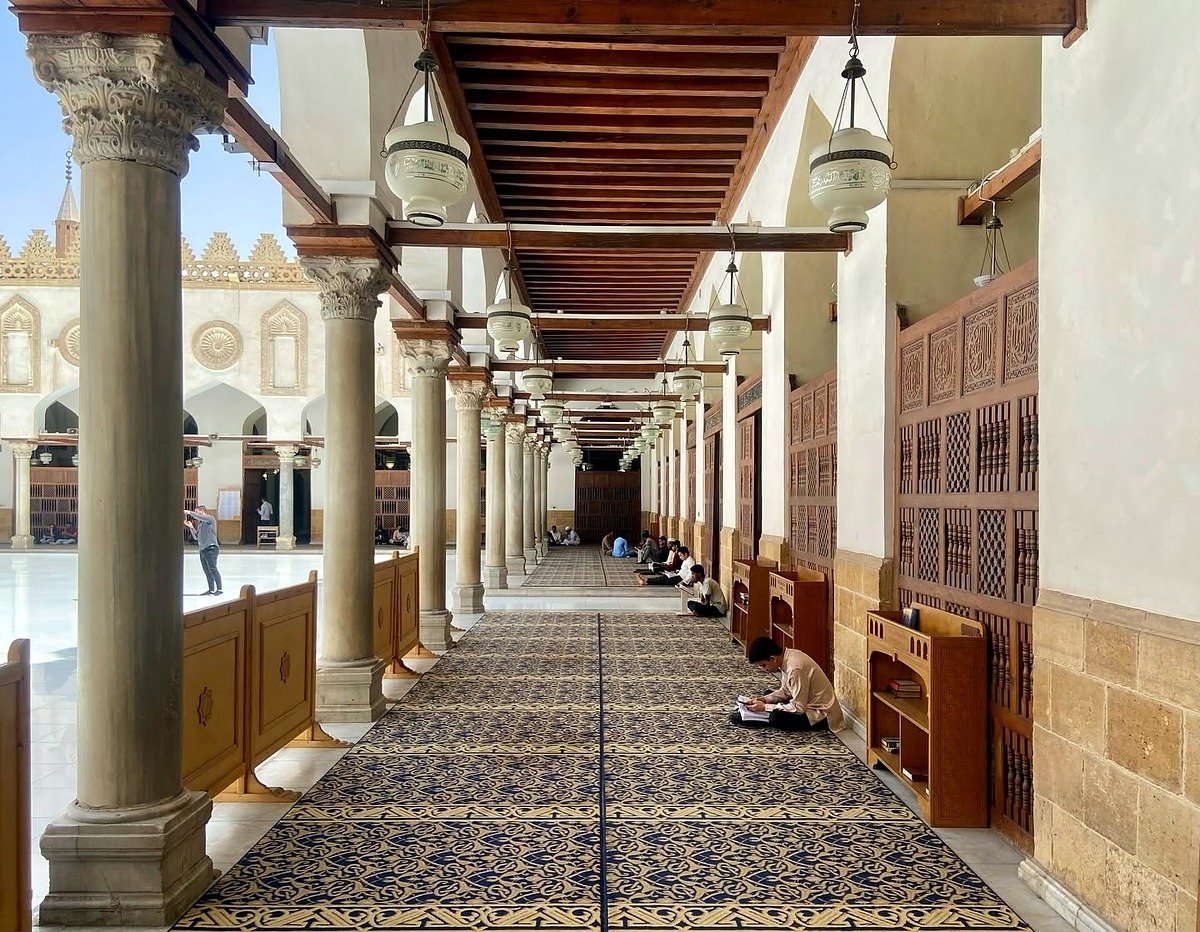Galeria com colunas e tapetes na Mesquita Al-Azhar no Cairo