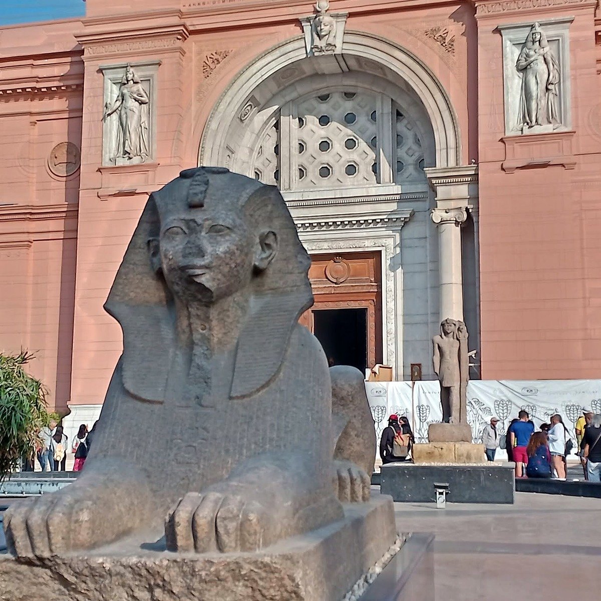 Esfinge na entrada do Museu Egípcio da Praça Tahrir no Cairo