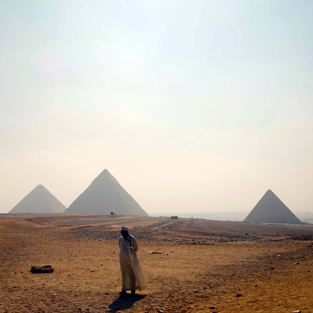 As três pirâmides de Gizé vistas do deserto