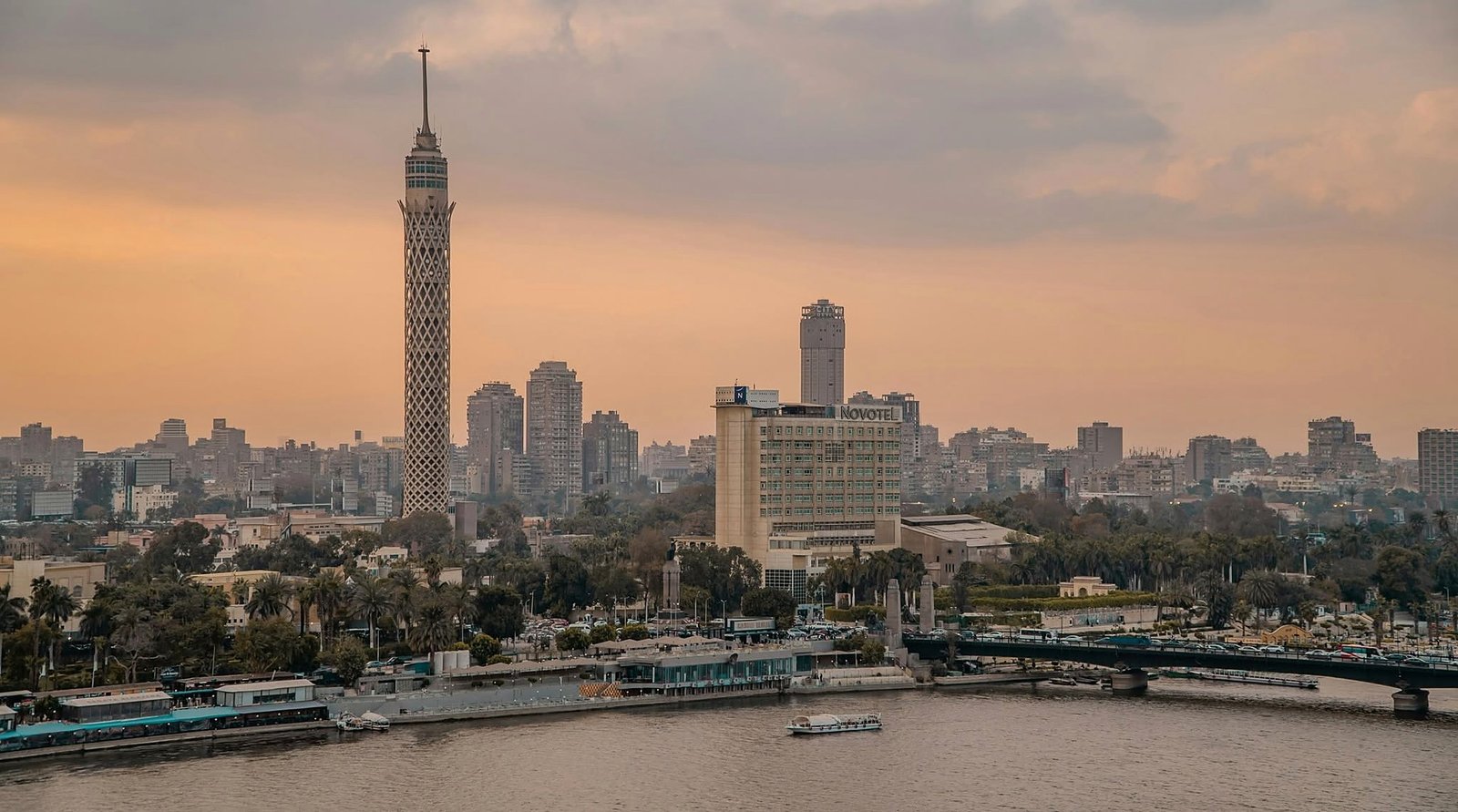 Torre do Cairo e o rio Nilo ao entardecer