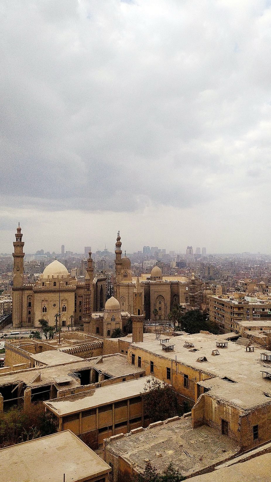 Vista do alto da Cidadela do Cairo com as mesquitas Sultão Hassan e Al-Rifai