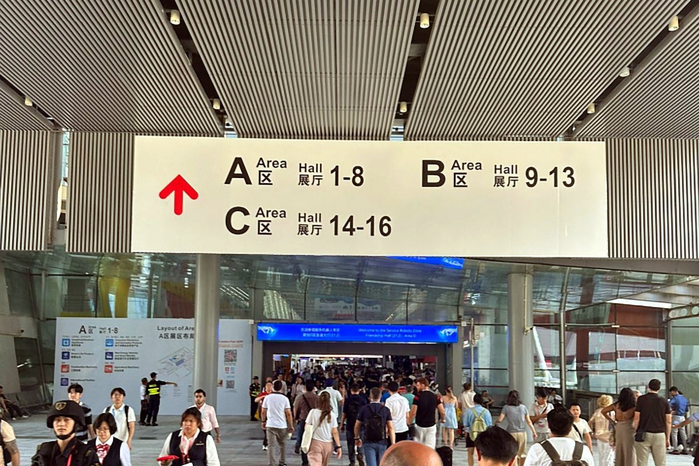 Entrada do pavilhão da Canton Fair com as placas das Áreas A, B e C