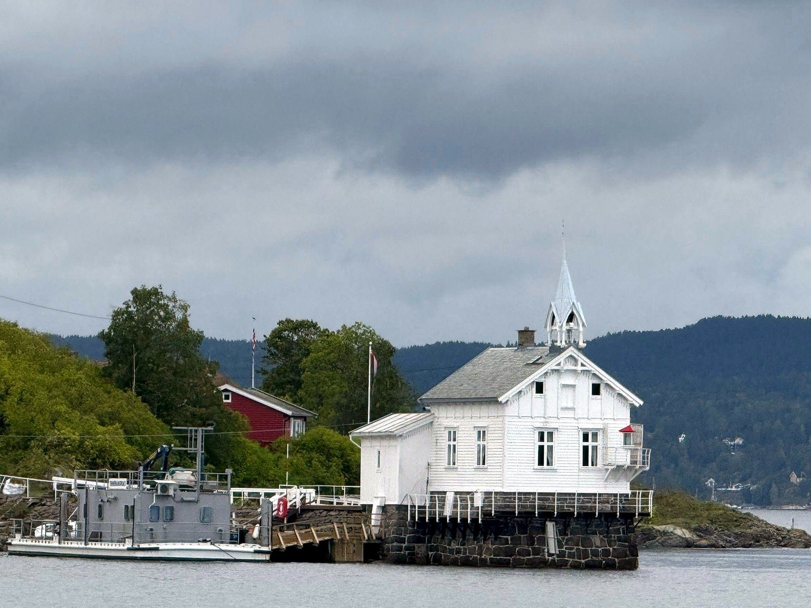 Antigo farol em forma de casa branca no Fiorde de Oslo