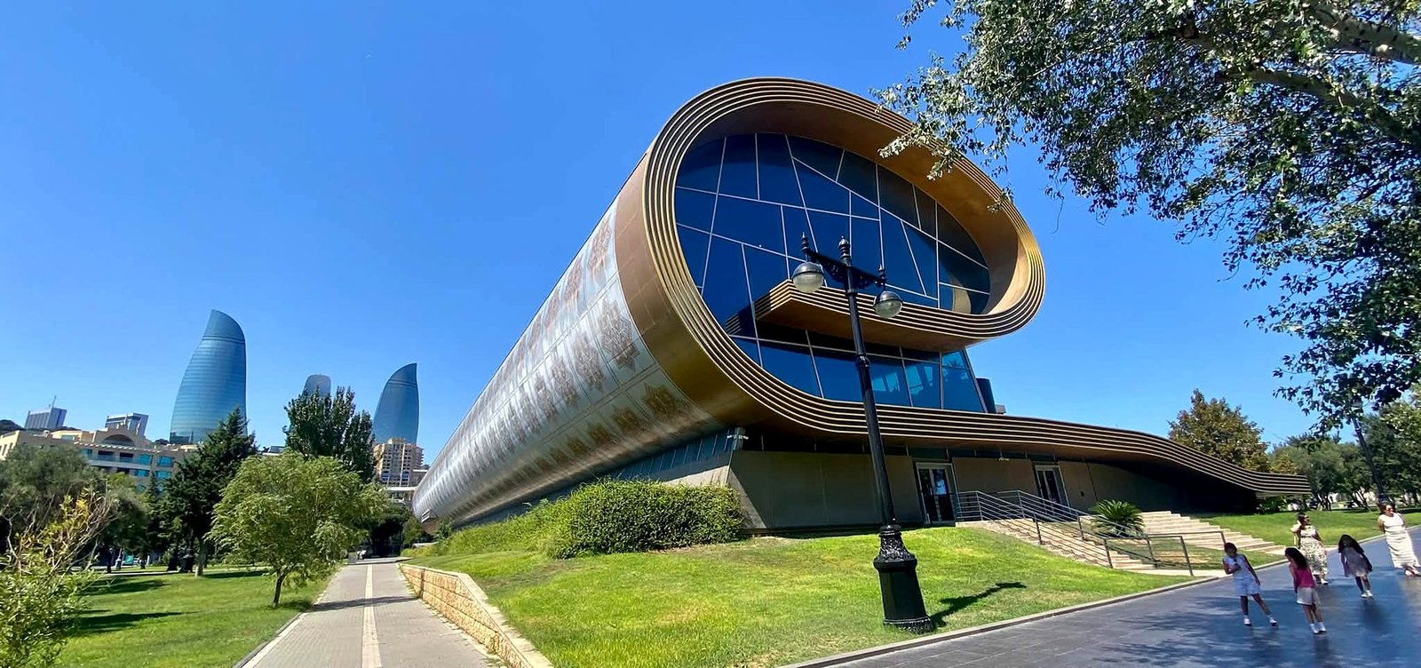 Guia brasileiro em Baku: Museu do Tapete com as Flame Towers ao fundo, no Azerbaijão