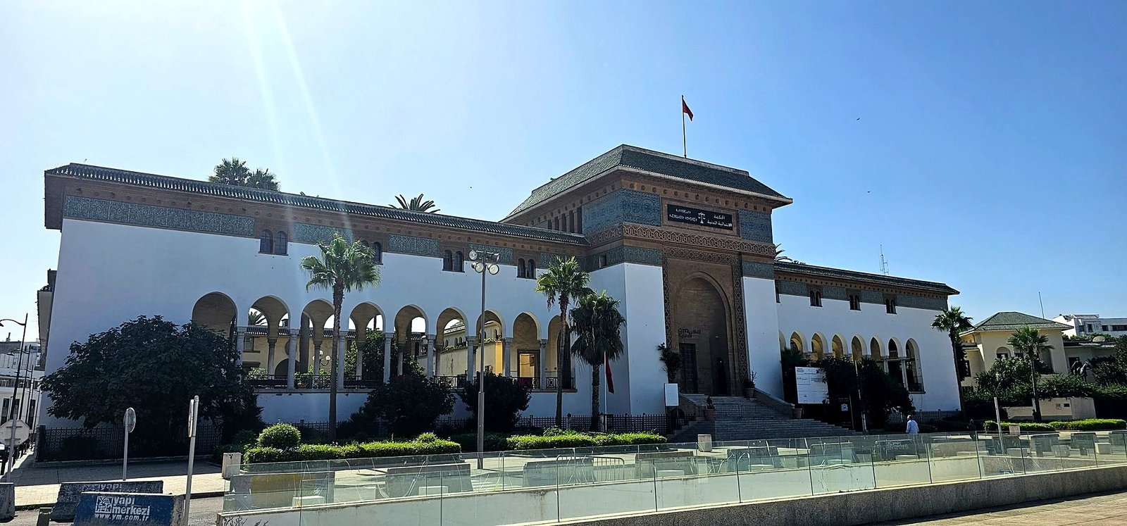 Palácio da Justiça de Casablanca, prédio branco com arcadas e telhado de telhas verdes