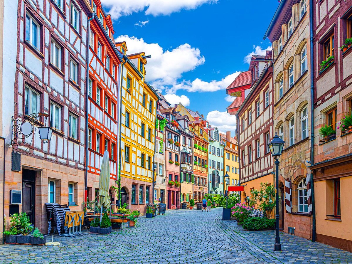 Casas medievais de enxaimel coloridas e rua de pedra na Weißgerbergasse, em Nuremberg