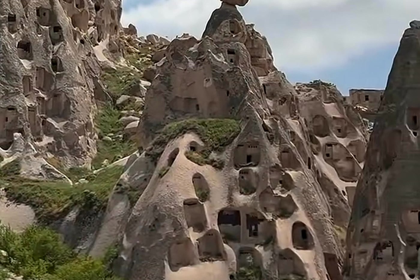 Castelo de Uçhisar, formação rochosa com janelas escavadas na Capadócia