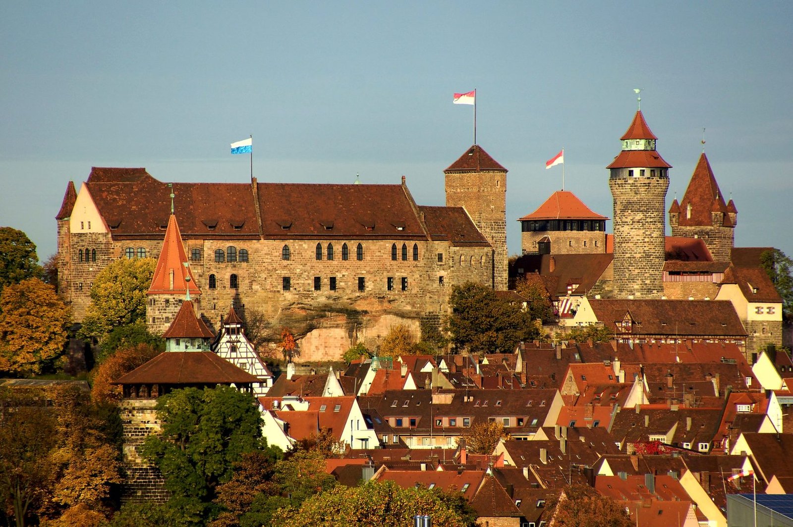 Castelo Imperial de Nuremberg iluminado pelo sol da tarde, acima dos telhados da cidade velha