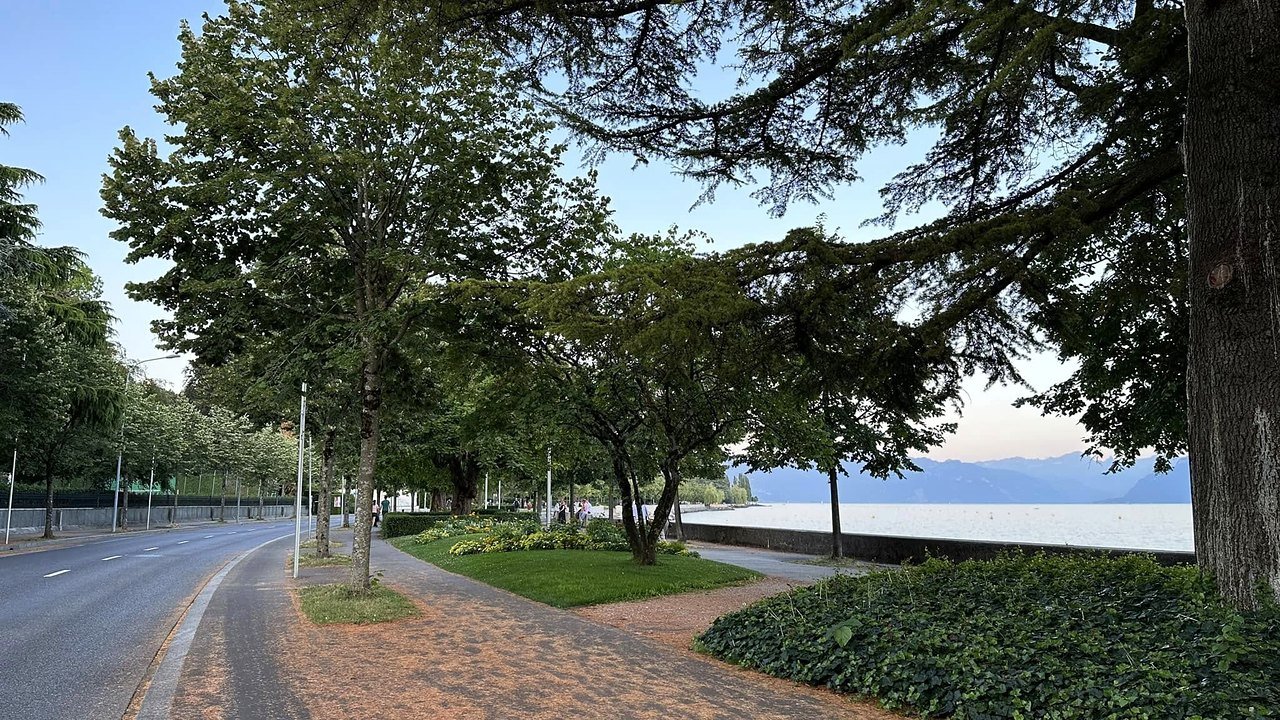 Calçadão arborizado à beira do Lago Léman em Lausanne