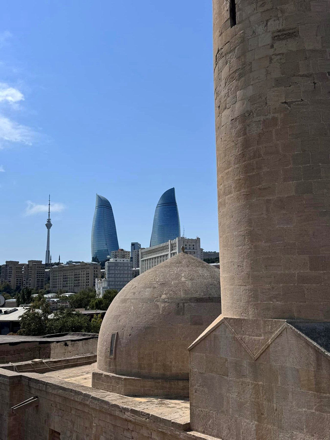City tour em Baku: cúpula medieval da Cidade Velha com as Flame Towers ao fundo