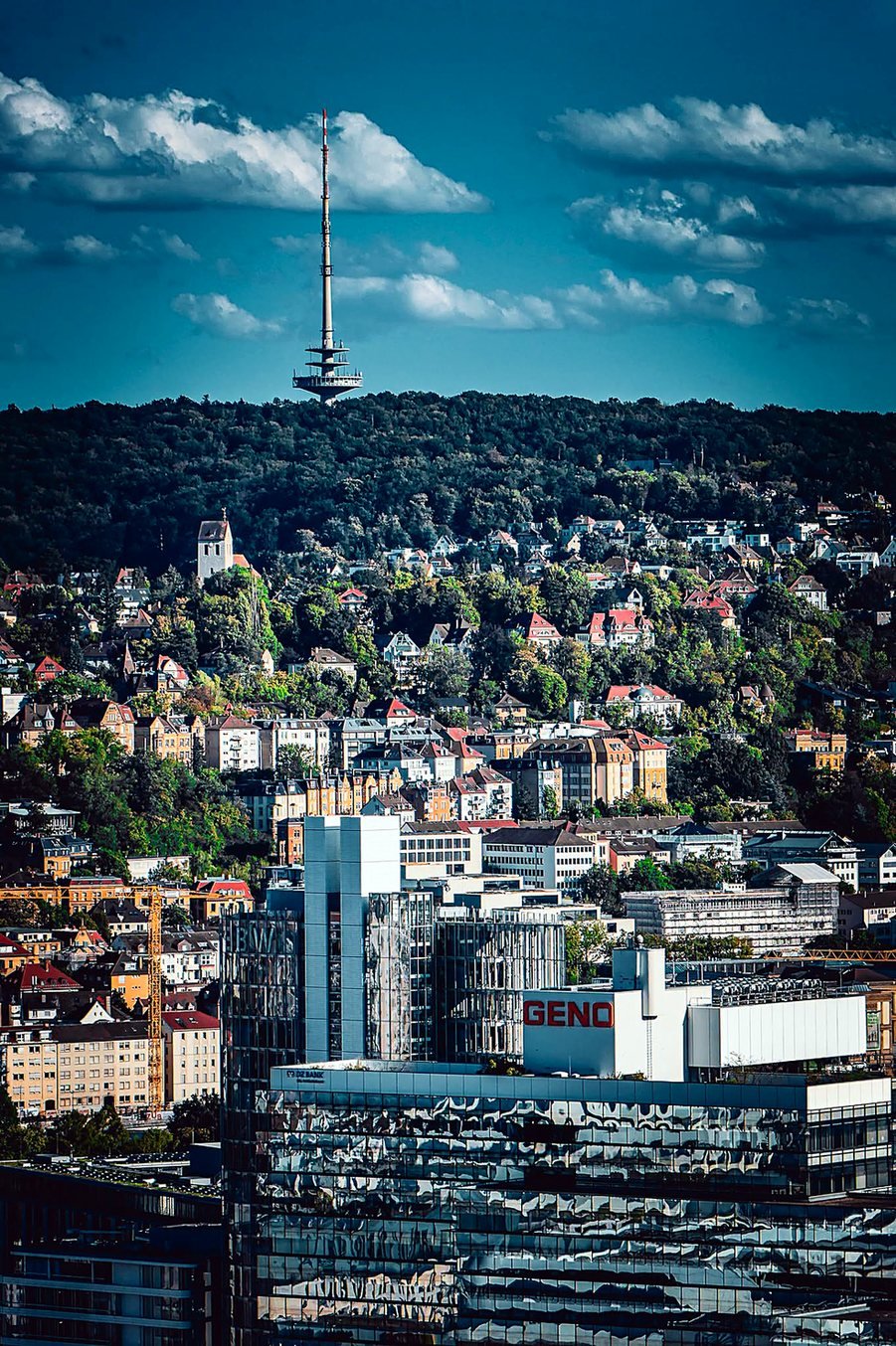 City tour em Stuttgart: casas nas colinas, bosques e a torre de telecomunicações ao fundo