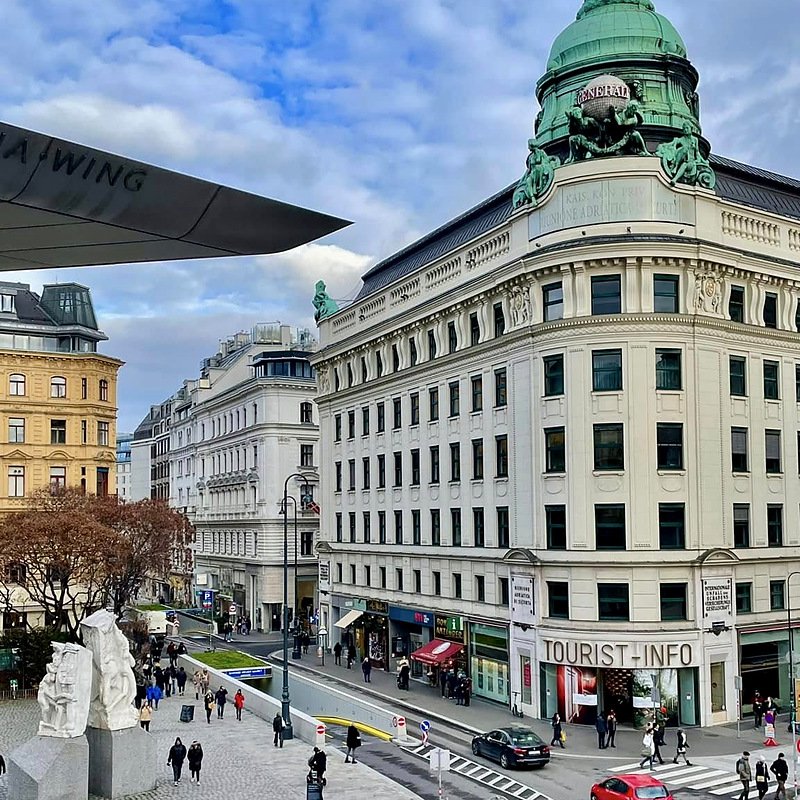 Albertinaplatz e o edifício com cúpula verde da Generali, no centro de Viena