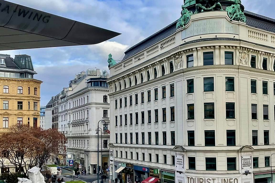 Albertinaplatz e o edifício com cúpula verde da Generali, no centro de Viena