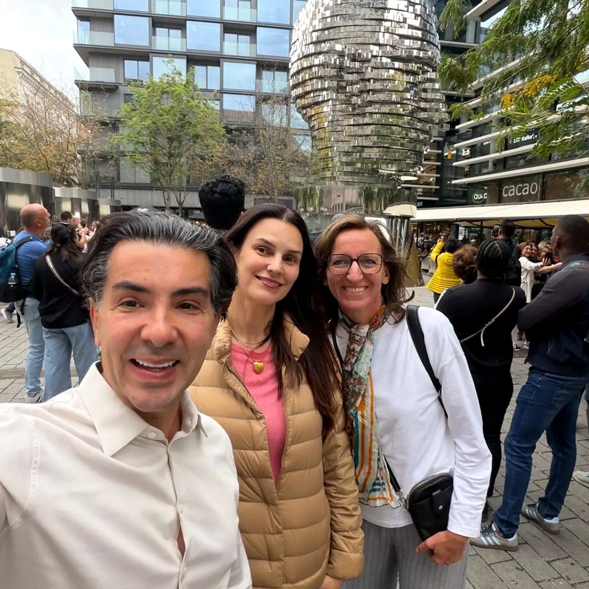 Guia Martina com clientes brasileiros diante da escultura da cabeça de Kafka, em Praga