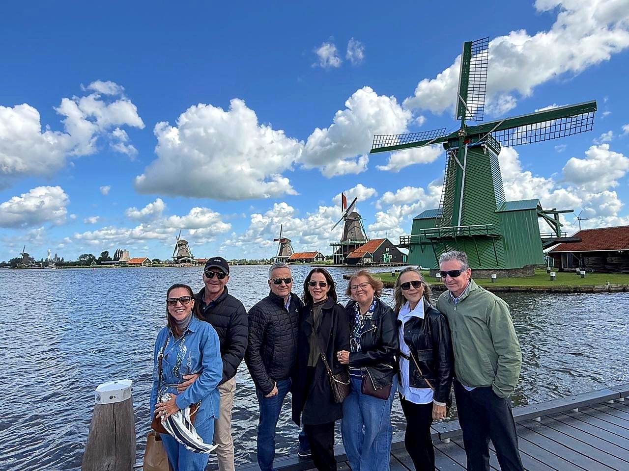 Brasileiros com a guia Tatiana Gervásio nos moinhos de Zaanse Schans, Holanda