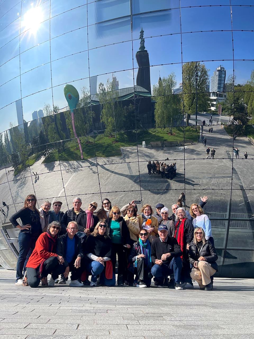 Grupo de turistas brasileiros com guia em frente ao Depot Boijmans, em Roterdã