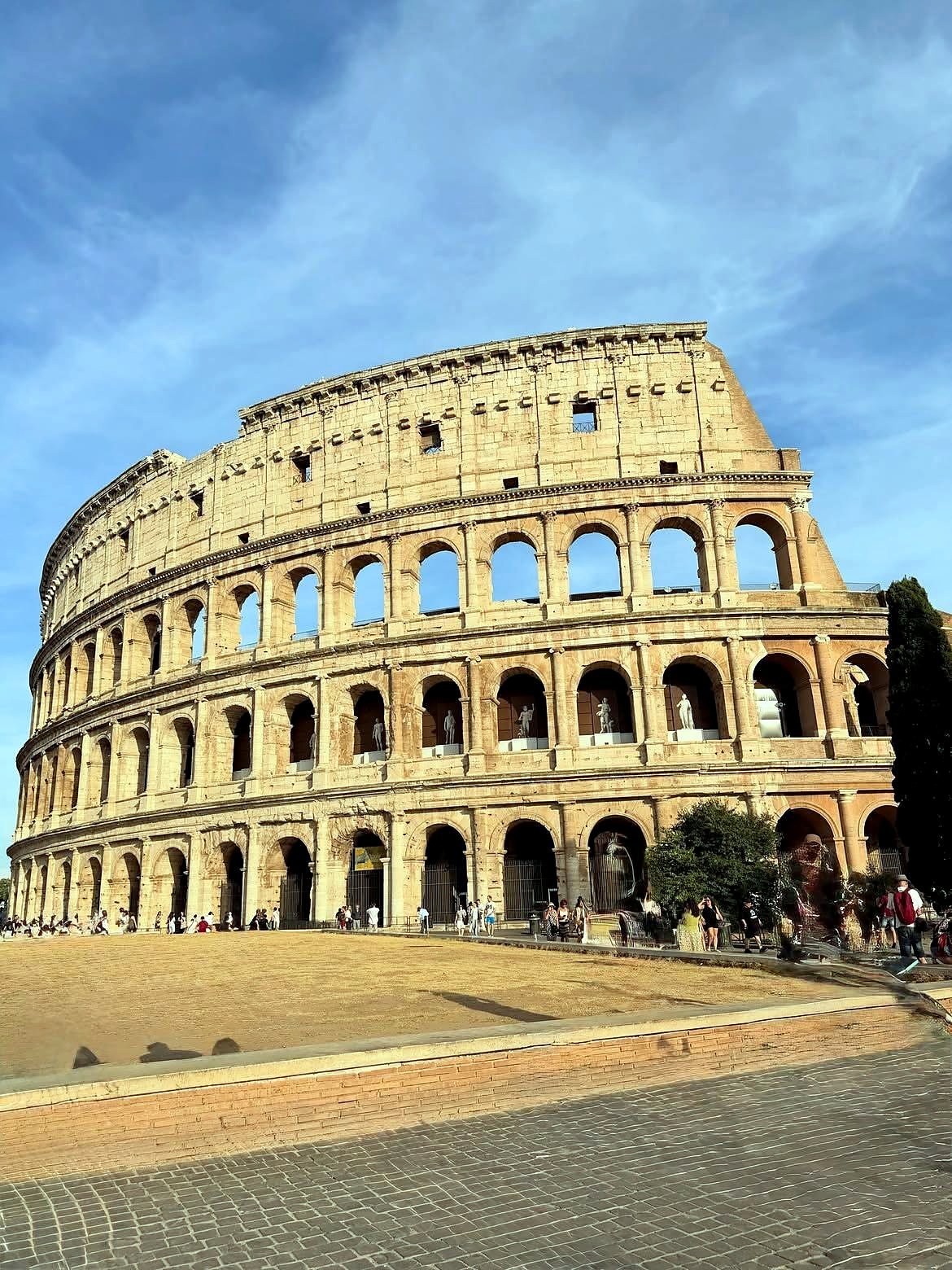 Fachada do Coliseu em Roma em dia de céu azul