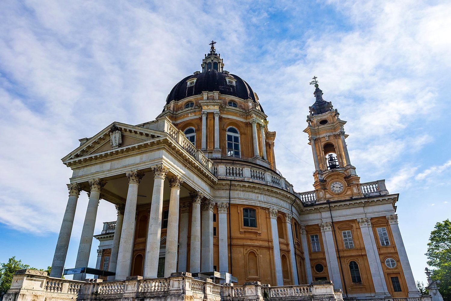 C&uacute;pula e campan&aacute;rio da Bas&iacute;lica de Superga sob c&eacute;u azul, em Turim