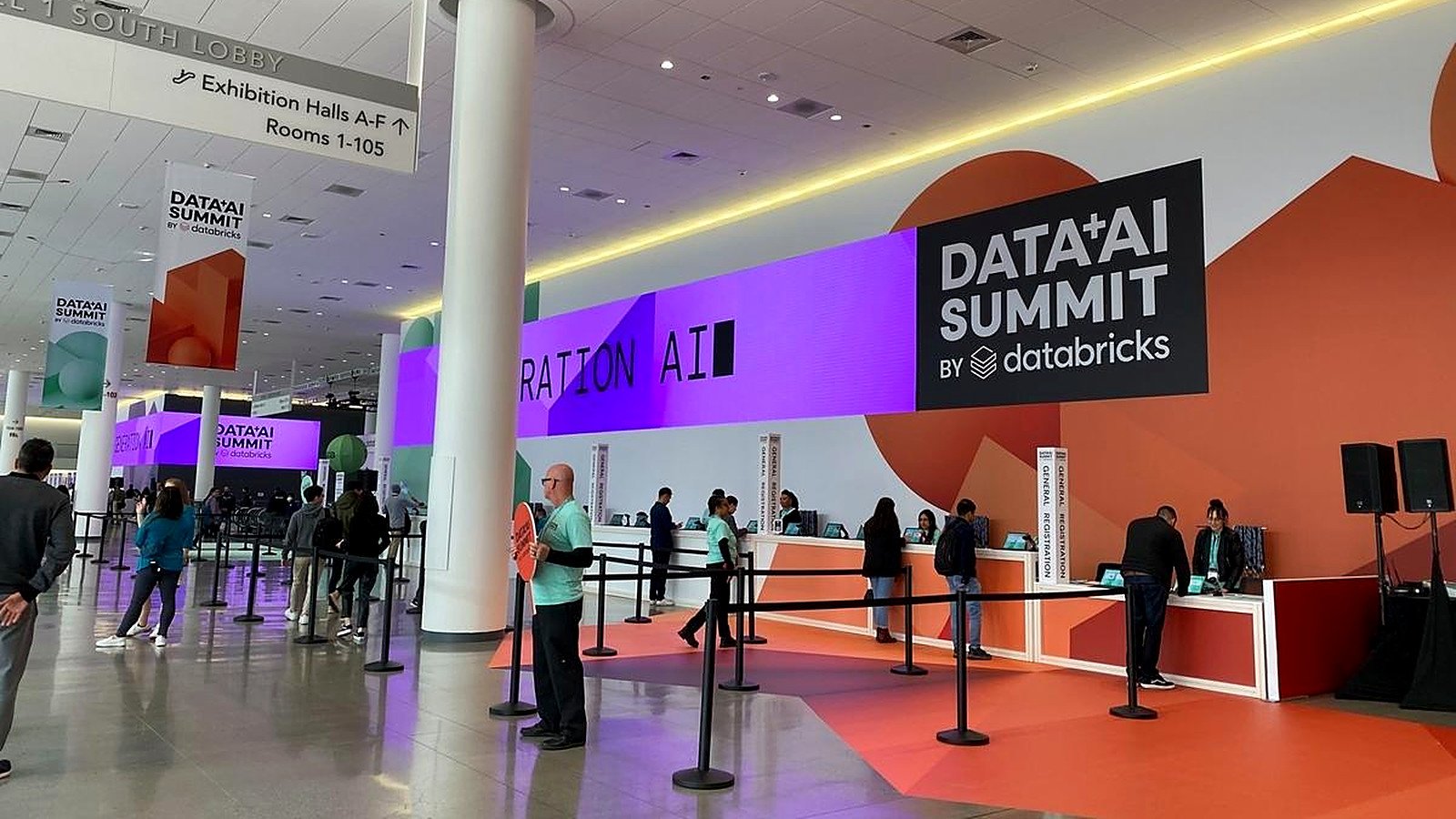 Credenciamento do Data + AI Summit no saguão do Moscone Center
