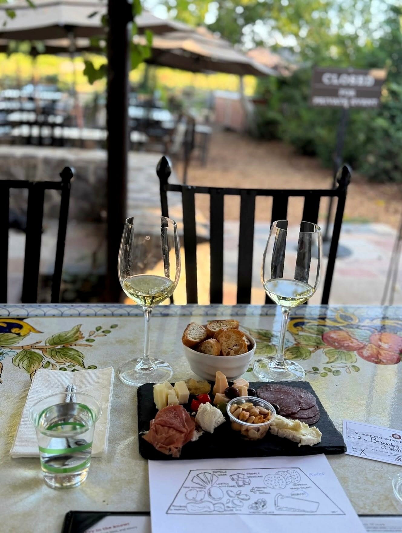 Prova de vinhos brancos com tábua de queijos e enchidos em Napa Valley