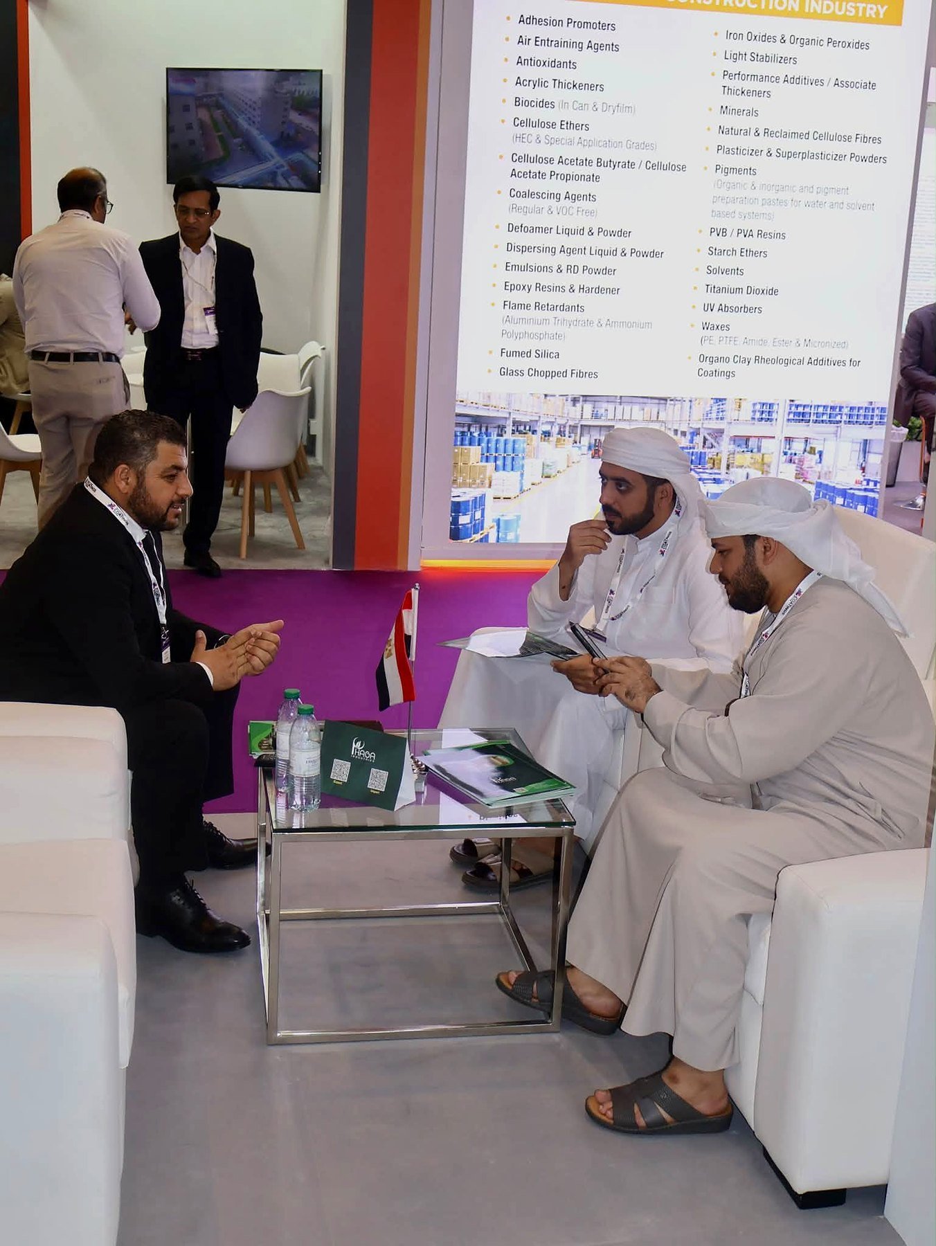 Reunião de negócios em estande de feira em Dubai