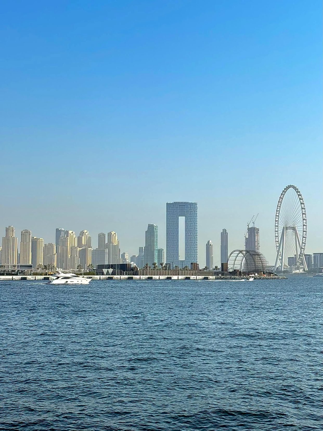 Roda-gigante Ain Dubai e prédios de JBR vistos do mar