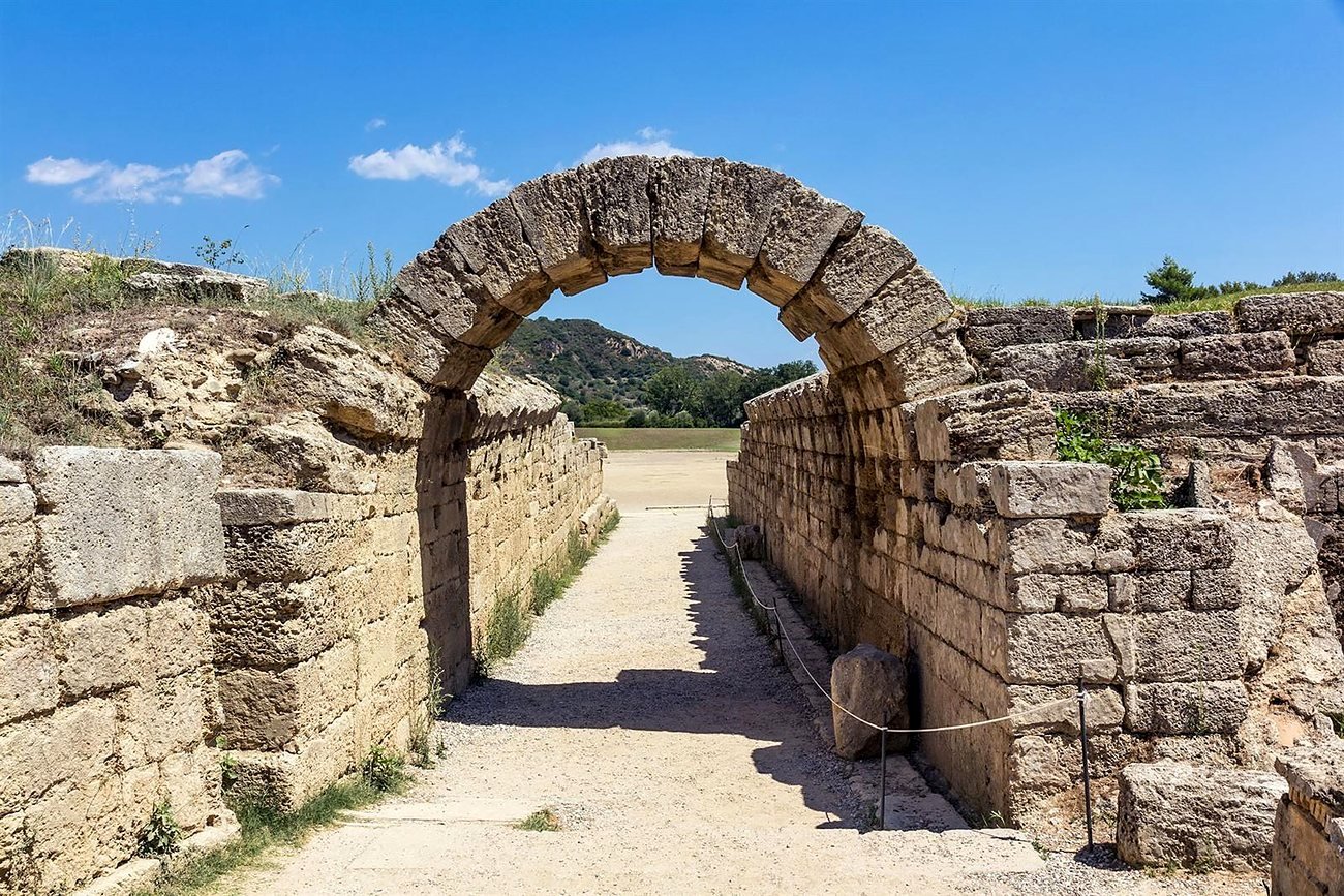 T&uacute;nel em arco de pedra, a Cripta, que d&aacute; acesso ao Est&aacute;dio Antigo de Ol&iacute;mpia