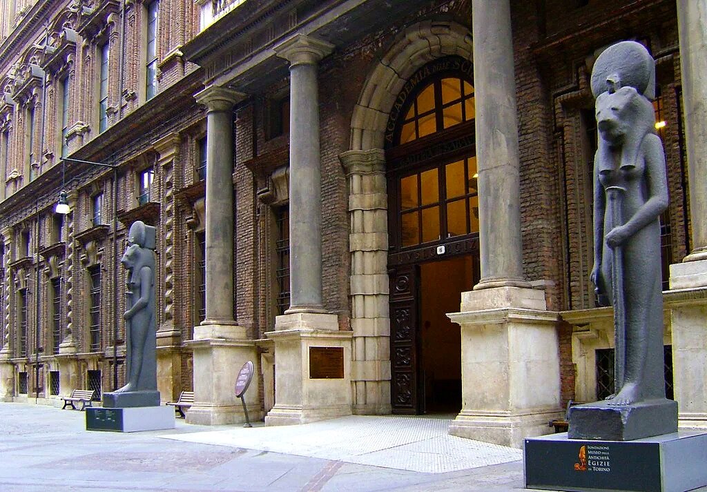 Entrada do Museu Eg&iacute;pcio de Turim no Pal&aacute;cio da Academia das Ci&ecirc;ncias