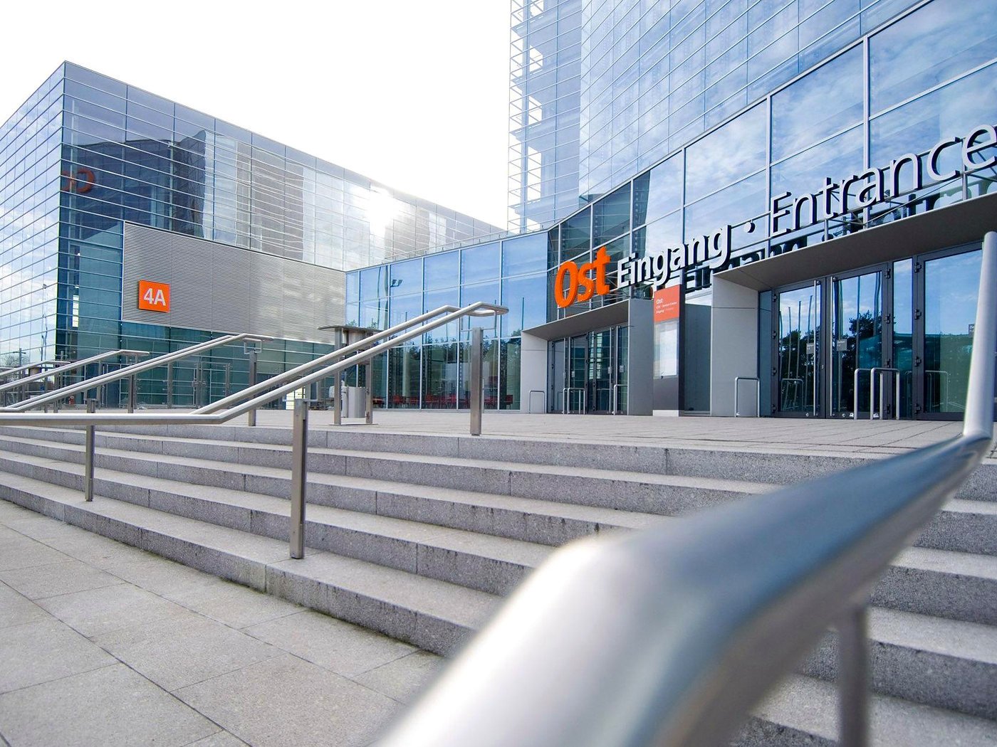Escadaria e fachada de vidro da Entrada Leste (Ost Eingang) da NürnbergMesse, em Nuremberg