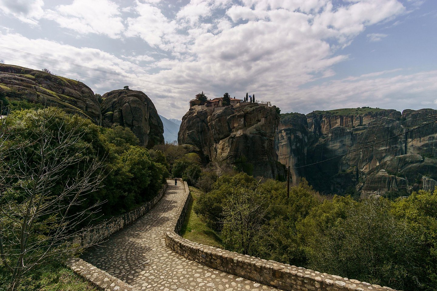 Caminho de pedra que leva à escadaria do Mosteiro da Santíssima Trindade em Meteora