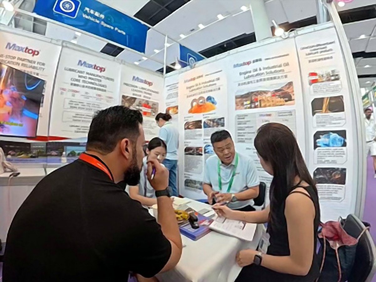 Empresário brasileiro negociando com fornecedor chinês em um estande da Canton Fair