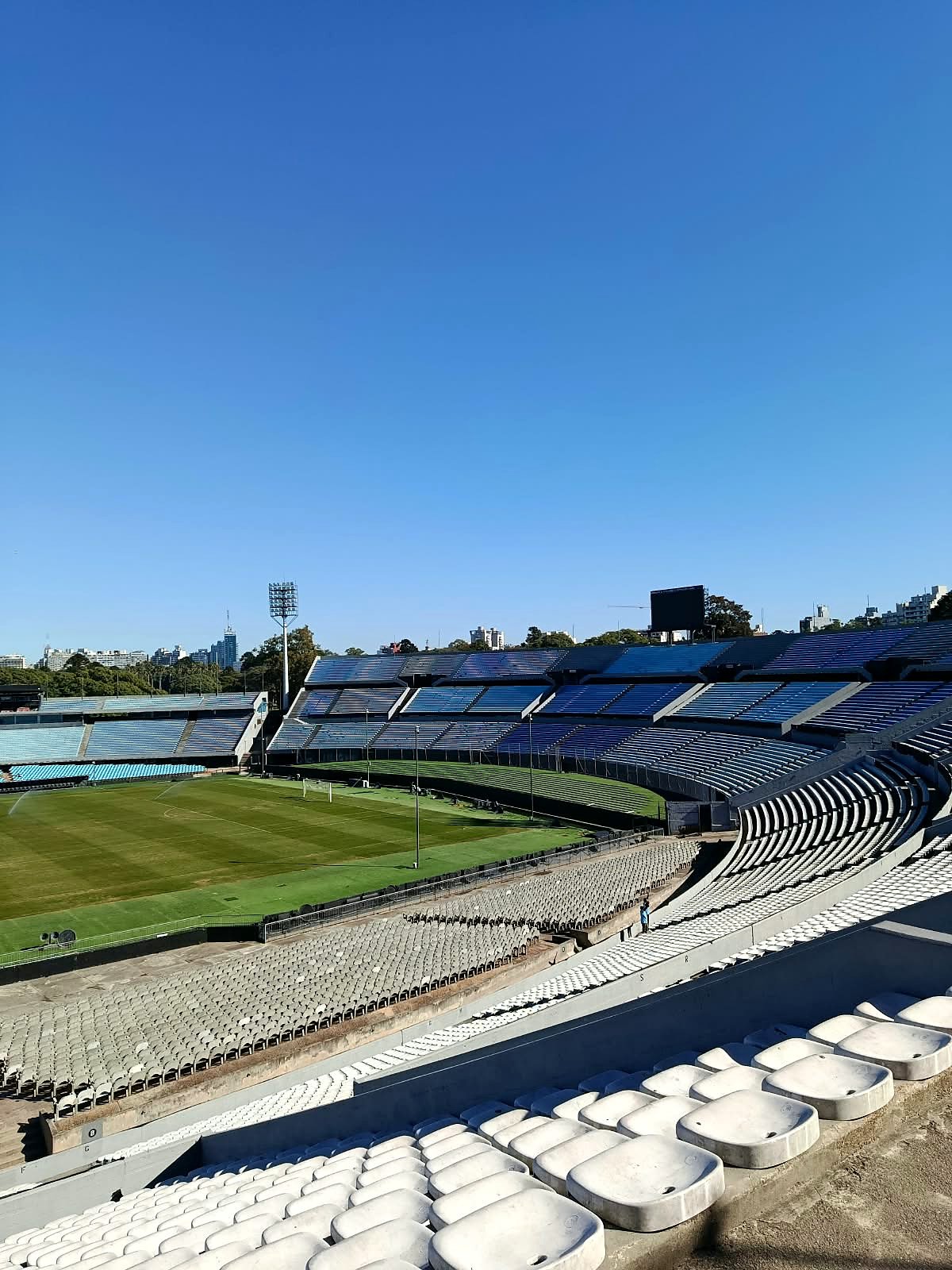 Arquibancadas e gramado do Estádio Centenário de Montevidéu