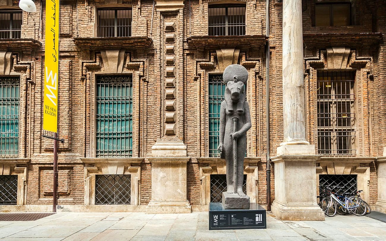 Est&aacute;tua da deusa Sekhmet diante da fachada do Museu Eg&iacute;pcio de Turim