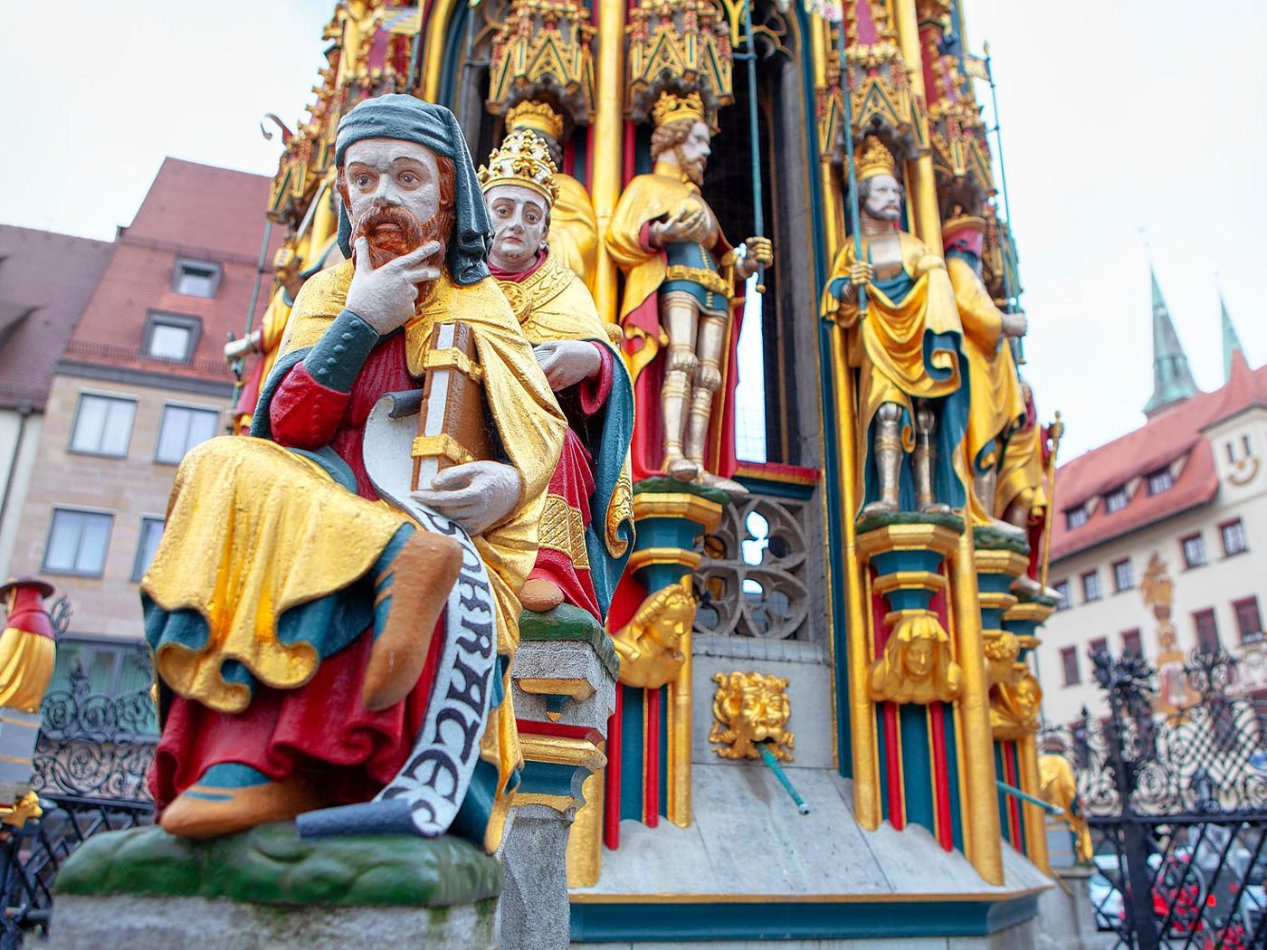 Estátuas pintadas e douradas de profetas e reis na fonte Schöner Brunnen, em Nuremberg
