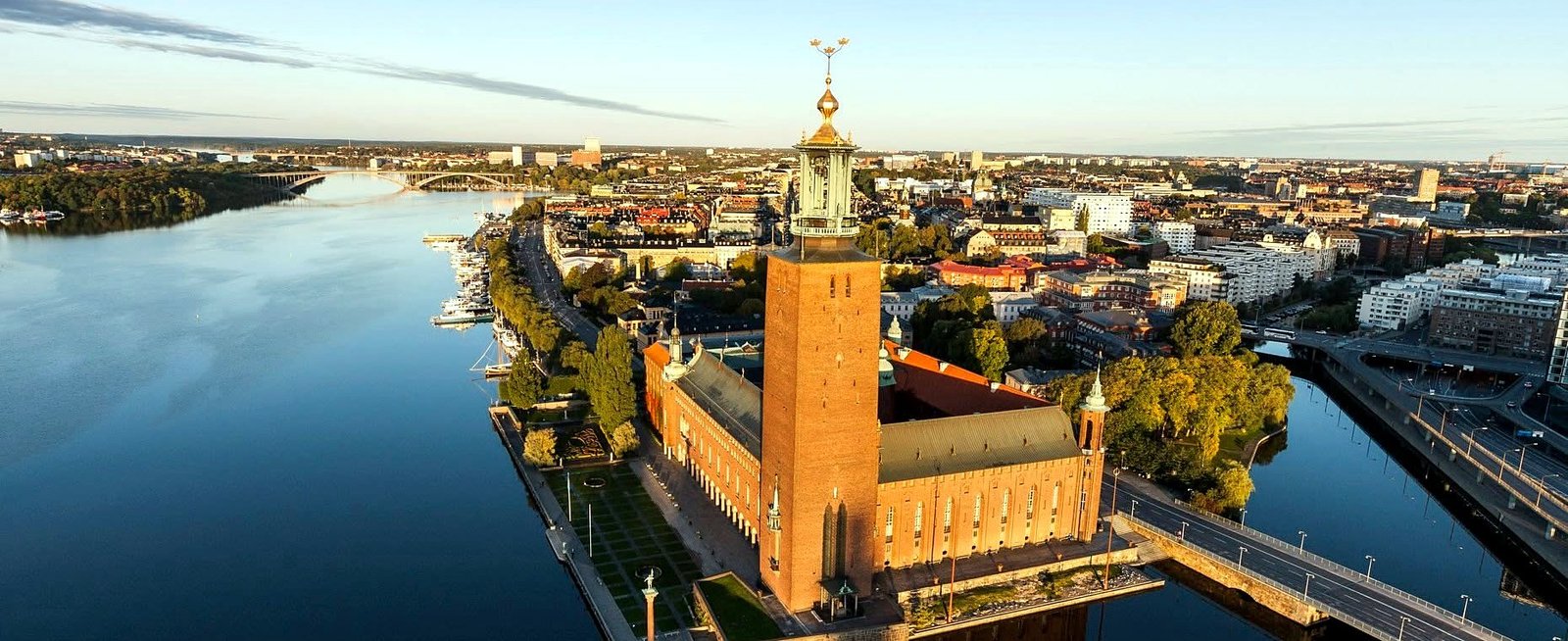 Vista aérea da Prefeitura de Estocolmo (Stadshuset) às margens do lago Mälaren