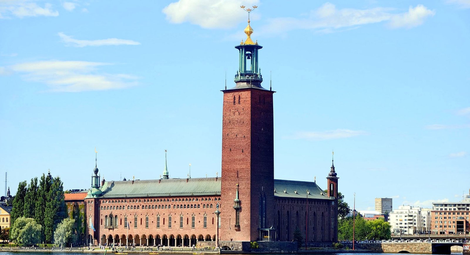 Prefeitura de Estocolmo vista do lago Mälaren em dia de céu azul
