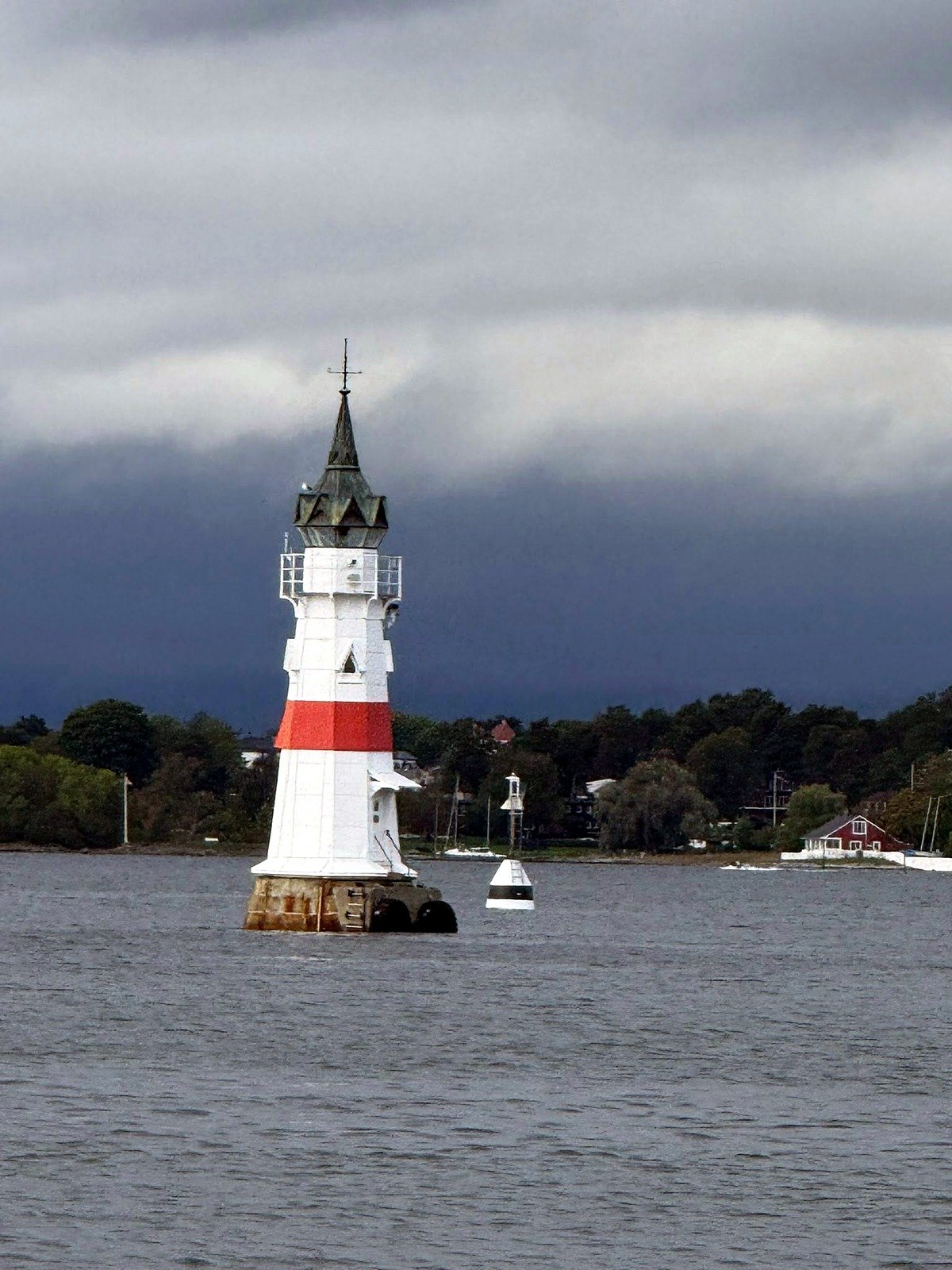 Farol branco e vermelho no Fiorde de Oslo