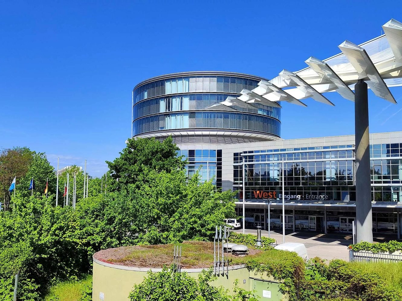 Entrada Oeste (West Eingang) do centro de feiras NürnbergMesse, com prédio redondo de vidro, em Nuremberg