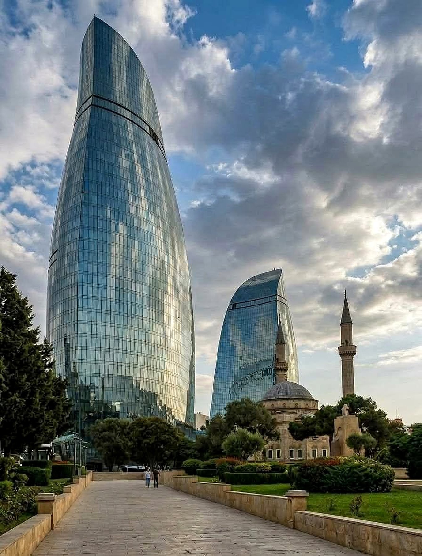Flame Towers de Baku vistas de perto com céu de nuvens