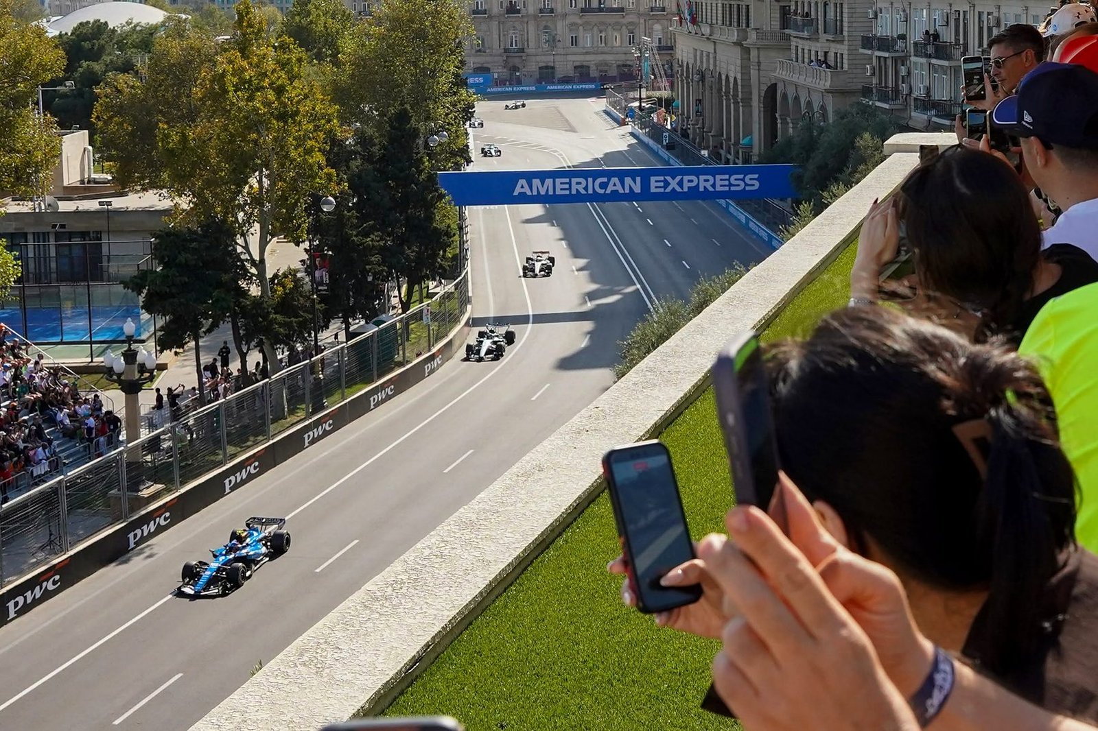 Público assistindo à Fórmula 1 no circuito urbano de Baku