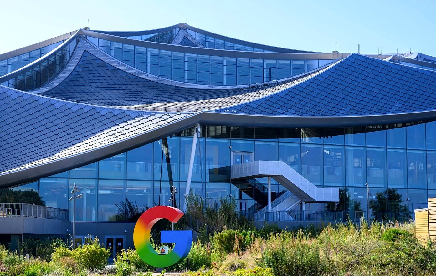 Edifício Bay View da Google em Mountain View, com o G colorido à entrada