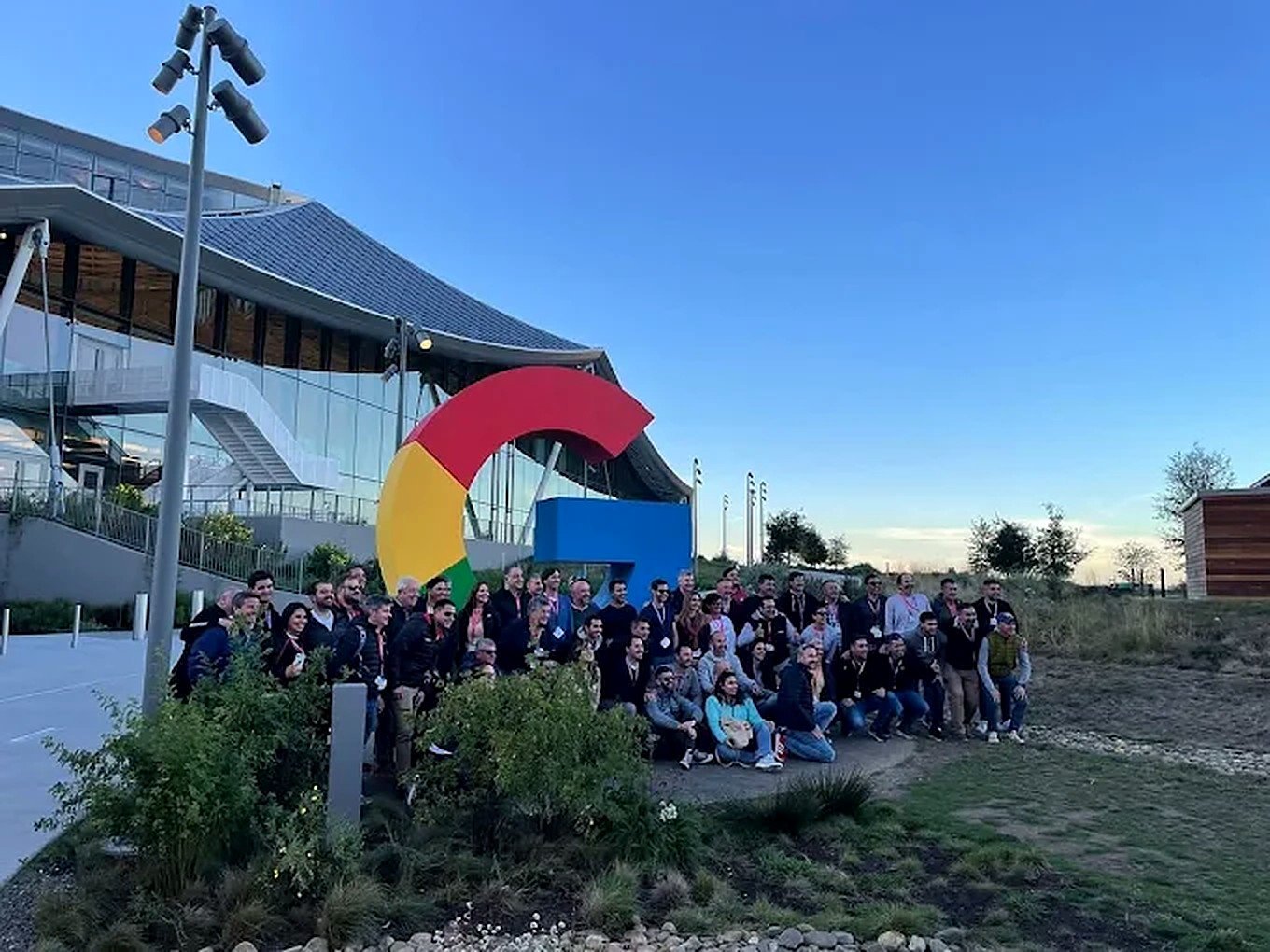 Grupo de executivos em frente ao campus da Google em Mountain View