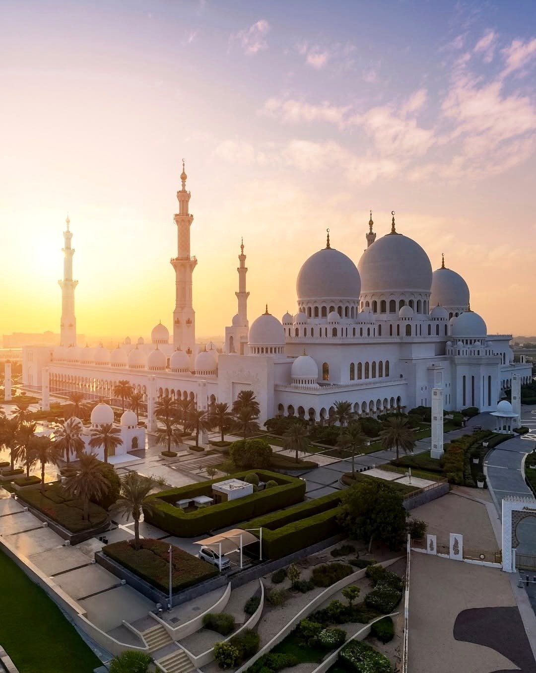 Vista aérea da Grande Mesquita Sheikh Zayed ao pôr do sol em Abu Dhabi
