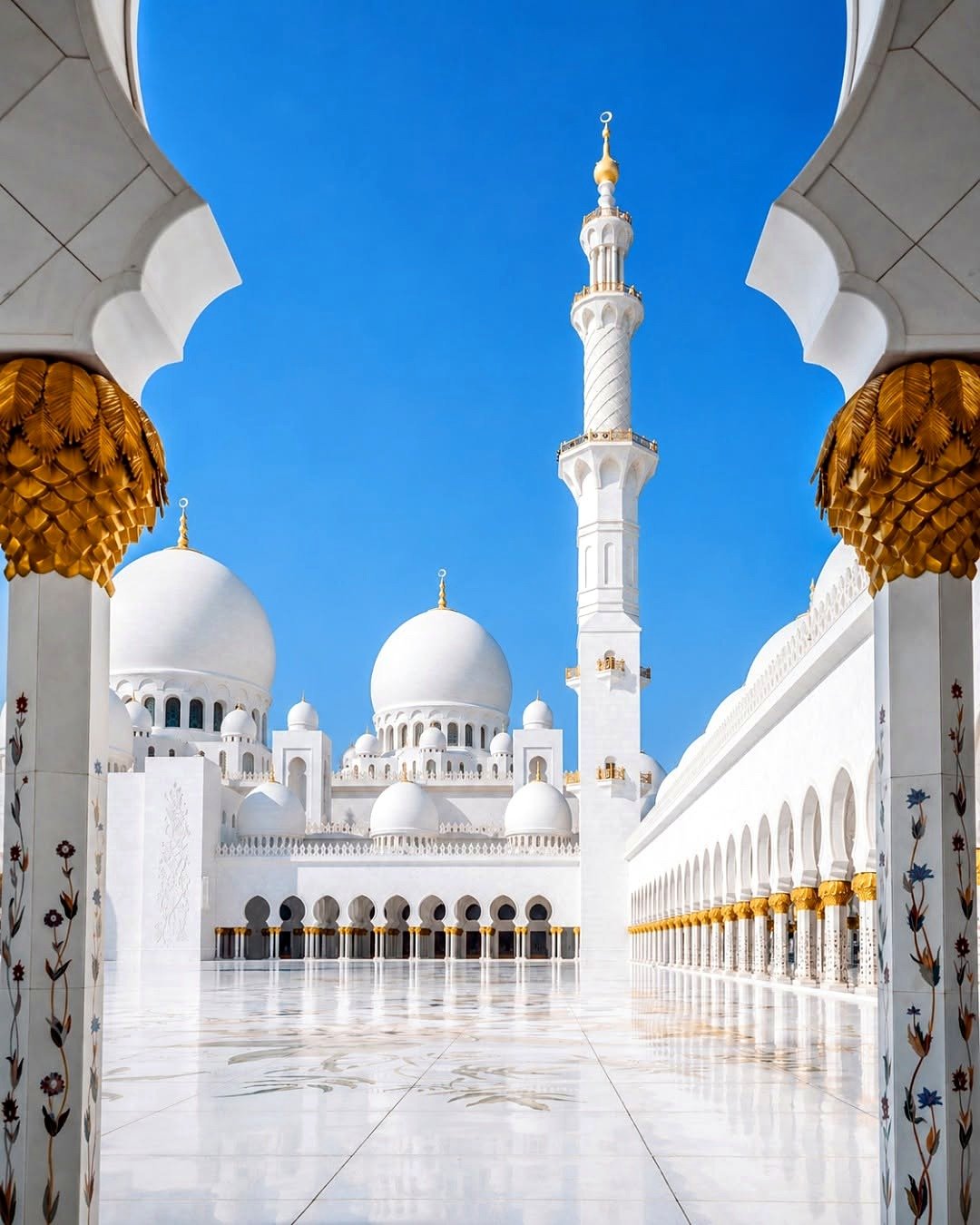 Pátio de mármore branco e minarete da Grande Mesquita Sheikh Zayed