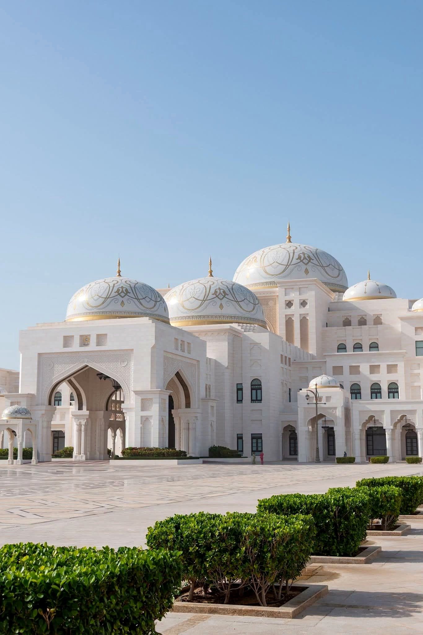 Fachada branca do palácio Qasr Al Watan com cúpulas douradas em Abu Dhabi