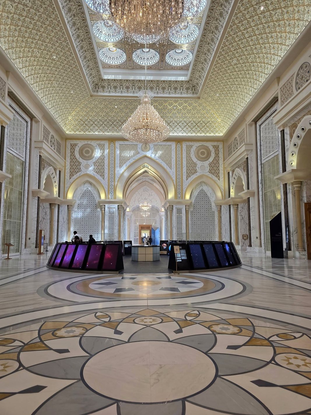 Salão interno do Qasr Al Watan com lustre de cristal e piso de mármore