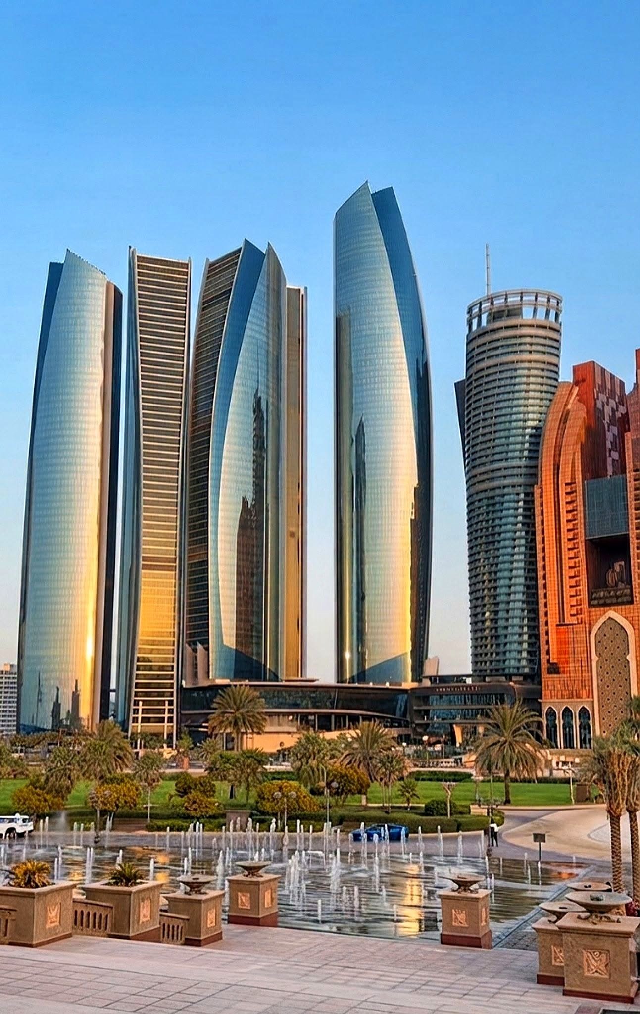 Torres de vidro das Etihad Towers refletindo o fim de tarde em Abu Dhabi
