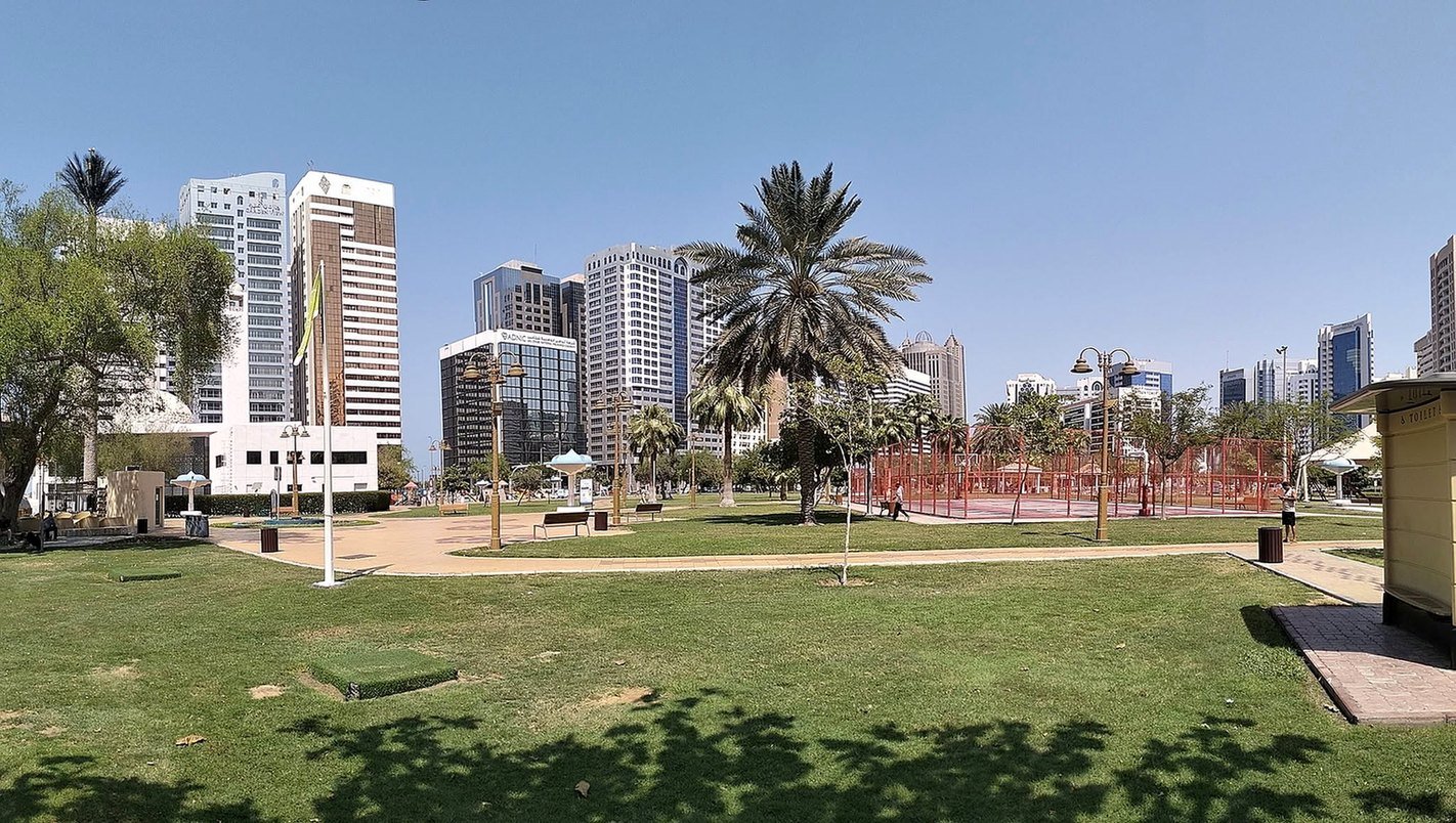 Parque gramado entre arranha-céus na Corniche de Abu Dhabi