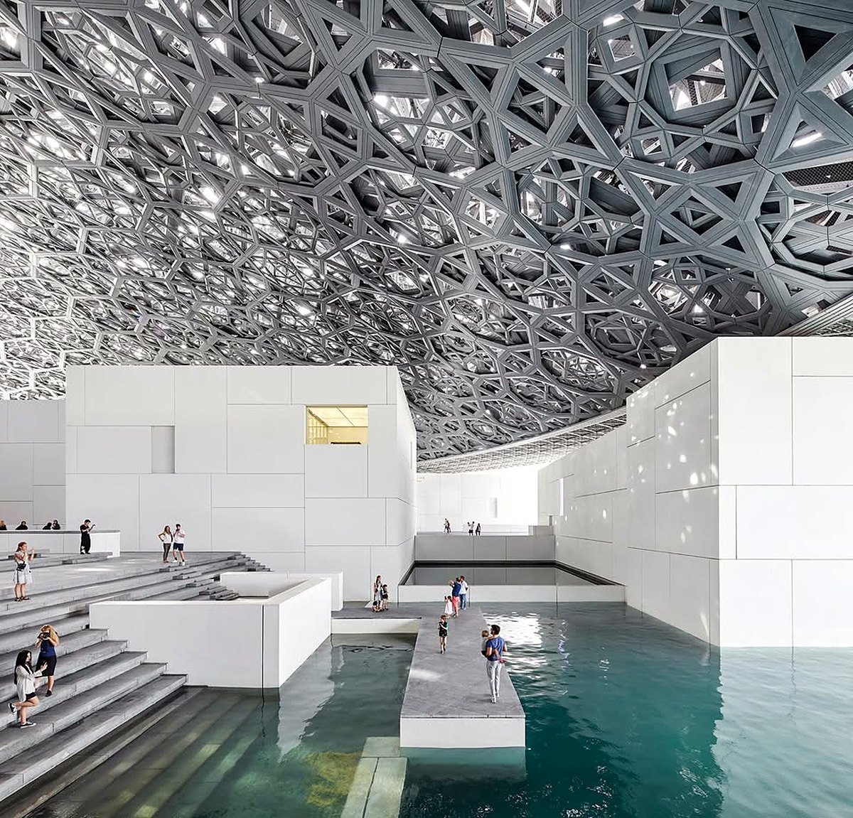 Cúpula rendada do Louvre Abu Dhabi sobre espelhos d'água